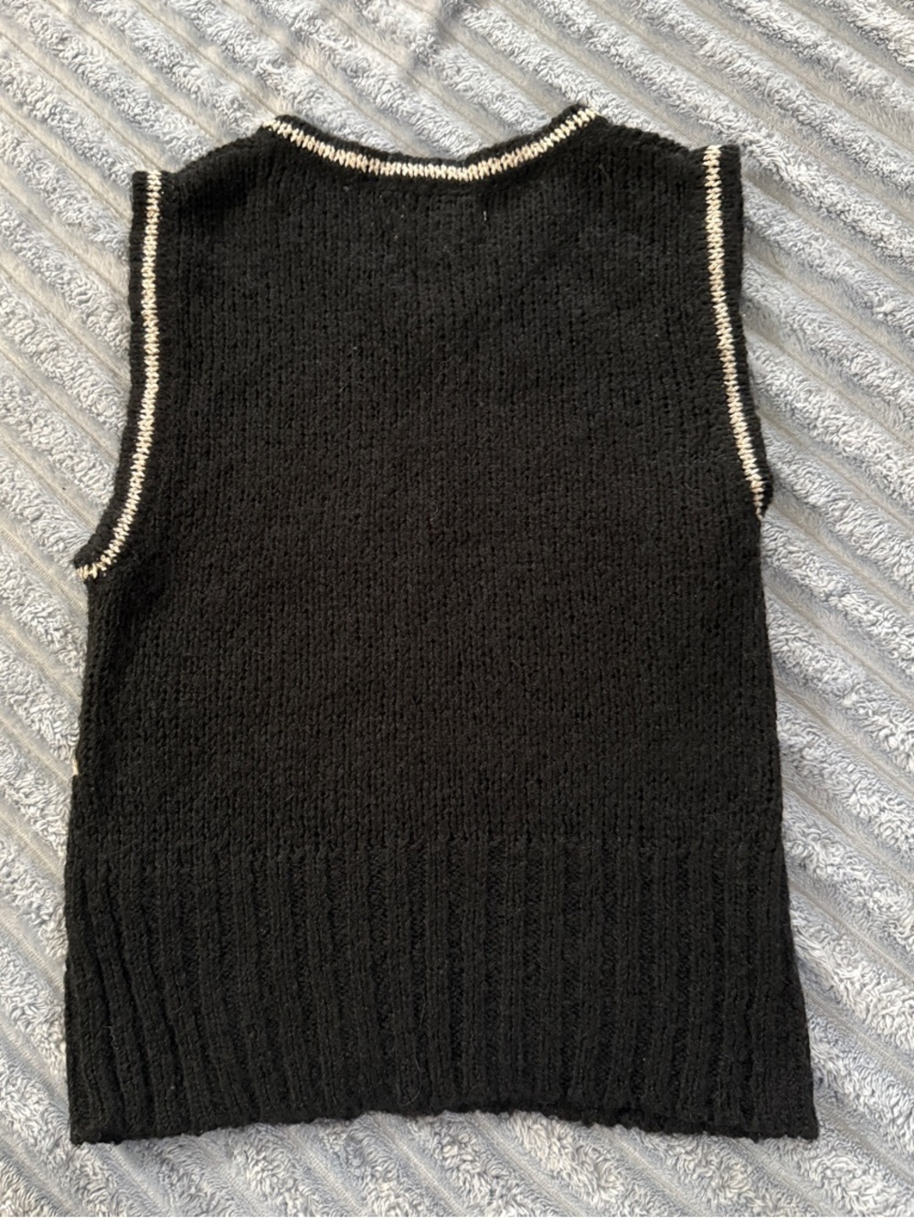 Kimchi Blue Urban Outfitters Black Rose Knit V-Neck Sweater Vest – Size M - Picture 7 of 9